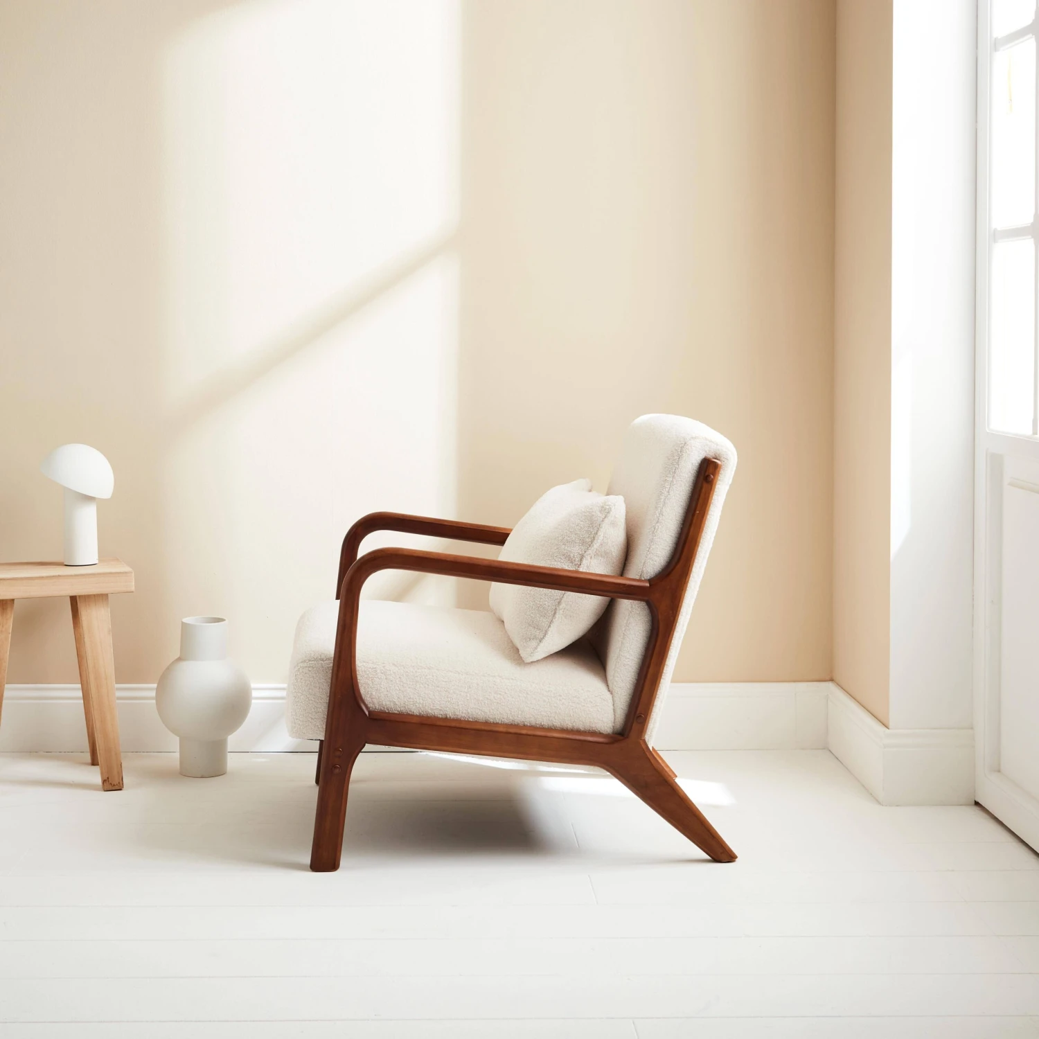 Fauteuil Scandinave Bouclettes Et Bois D'hévéa Teinté Noyer Clair 4 Fauteuil Scandinave Bouclettes Et Bois D'hévéa Teinté Noyer Clair – Image 2